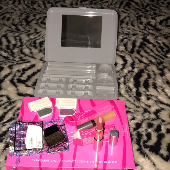 Mary Kay Other - Mary Kay Large signature color palette New Rare